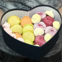 Серце з авторським зефіром і макарунами «З любов'ю»