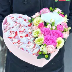 Серце з квітами і цукерками «Афіна»
