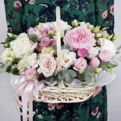 Кошик з квітами у ніжних тонах