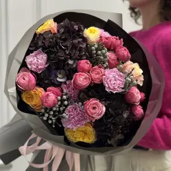 Букет квітів «Midnight Petals»