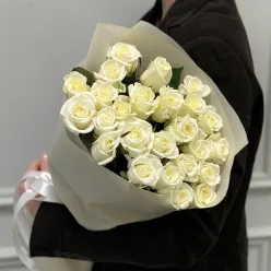 25 белых роз Beluga 50 см