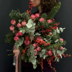 Букет квітів «Scarlet Forest»