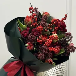 Букет квітів «Garnet Flame»