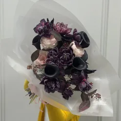 Букет квітів «Noir Twilight»