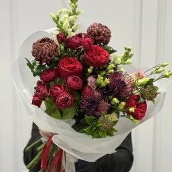 Букет квітів «Crimson Depth»