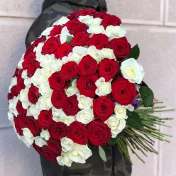 101 троянда мікс «червоно-біла»