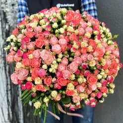 Букет з 101 троянди спрей мікс