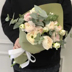 Букет з 9 ранункулюсов