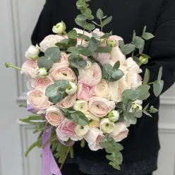 Букет з 29 ранункулюсов