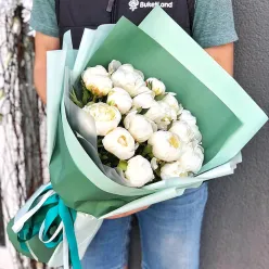 19 білих півоній