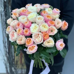 Букет з 39 піоноподібних троянд