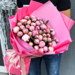 35 рожевих півонії