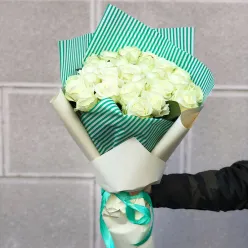 25 білих троянд 60 см