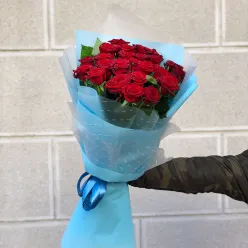 25 червоних троянд 60 см