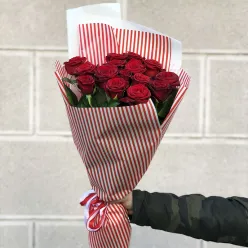 15 червоних троянд 60 см