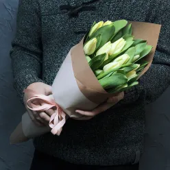 15 білих тюльпанів