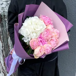 Букет квітів з гортензій і півоній