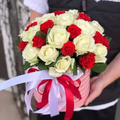31 троянда мікс червоно-біла в шляпній коробці