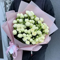 Букет з 11 піоноподібних кущових троянд