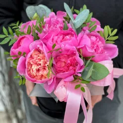 Композиція в коробці з півоніями M