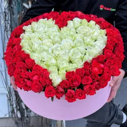 151 троянда мікс в шляпній коробці у формі серця