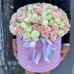 101 троянда мікс біло-рожева в капелюшній коробці