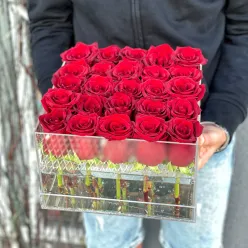 Композиція в прозорій коробці з 25 червоних троянд