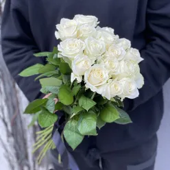 16 білих троянд у чорній стрічці