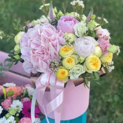 Композиція в капелюшної коробки «Трепетне кохання»