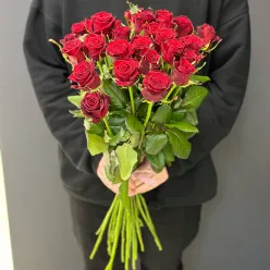 25 високих червоних троянд 70 см