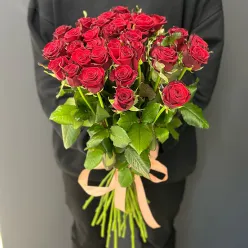 33 високі червоні троянди 70 см