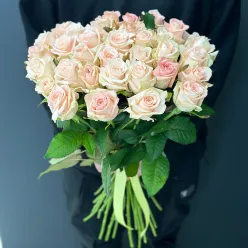 33 ніжно-рожеві троянди 60 см