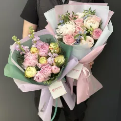 Букет в асортименті з півонією та трояндами «Orion»