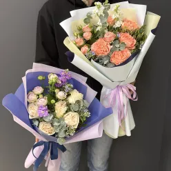 Букет в асортименті з піоноподібною трояндою «Allison»