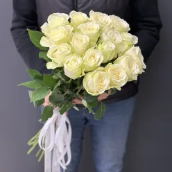 17 кенійських троянд Snowstorm 60 см