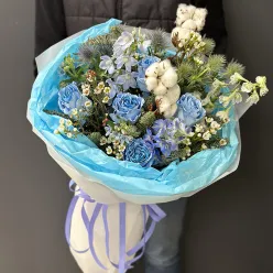 Зимовий авторський букет у синіх тонах