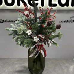 Зимова композиція у вазі з натуральної хвої