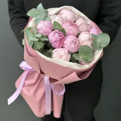 Букет з 11 голландських півоній із евкаліптом