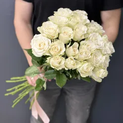 25 білих імпортних троянд