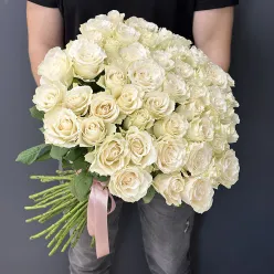 51 біла імпортна троянда