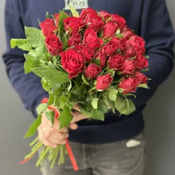 25 червоних імпортних троянд
