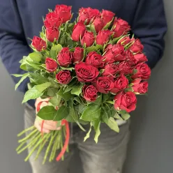 33 червоні імпортні троянди