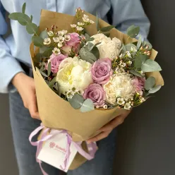 Авторський букет від флориста з півонією в асортименті