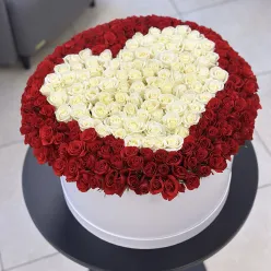 201 троянда мікс в шляпній коробці у формі серця