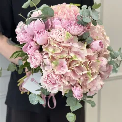 Авторський букет у ніжних тонах з вазою