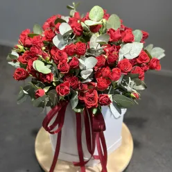 Композиція з червоних кущових троянд у коробці