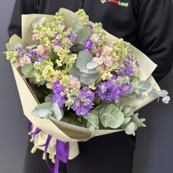 Букет з 25 різнокольорових матіол