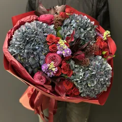 Авторський букет квітів «Рубінові хвилі»