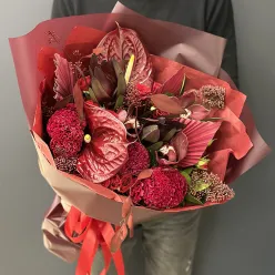 Осінній букет квітів у червоних тонах