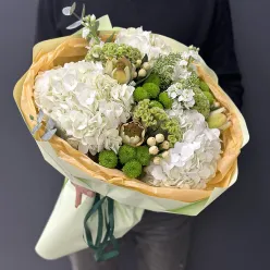Осінній букет квітів у біло-зелених тонах